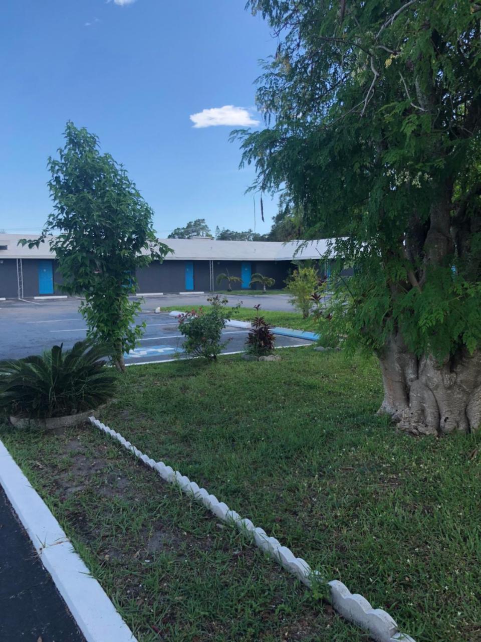 Bay Breeze Inn Bradenton Downtown エクステリア 写真
